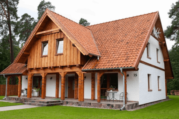 Shop buildings in Ruciane Nida, Masuria lake district in Poland, Europe,  Popular tourist place architecture aat the end of summer season, empty  exteri Stock Photo - Alamy